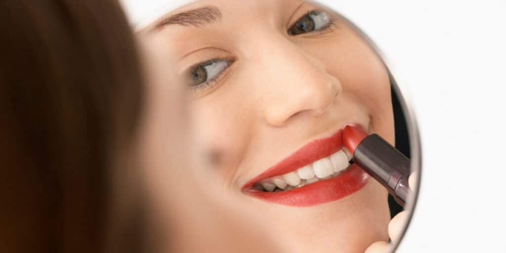 Het trucje om de lippenstift de hele dag zonder uitlopen te laten meegaan.